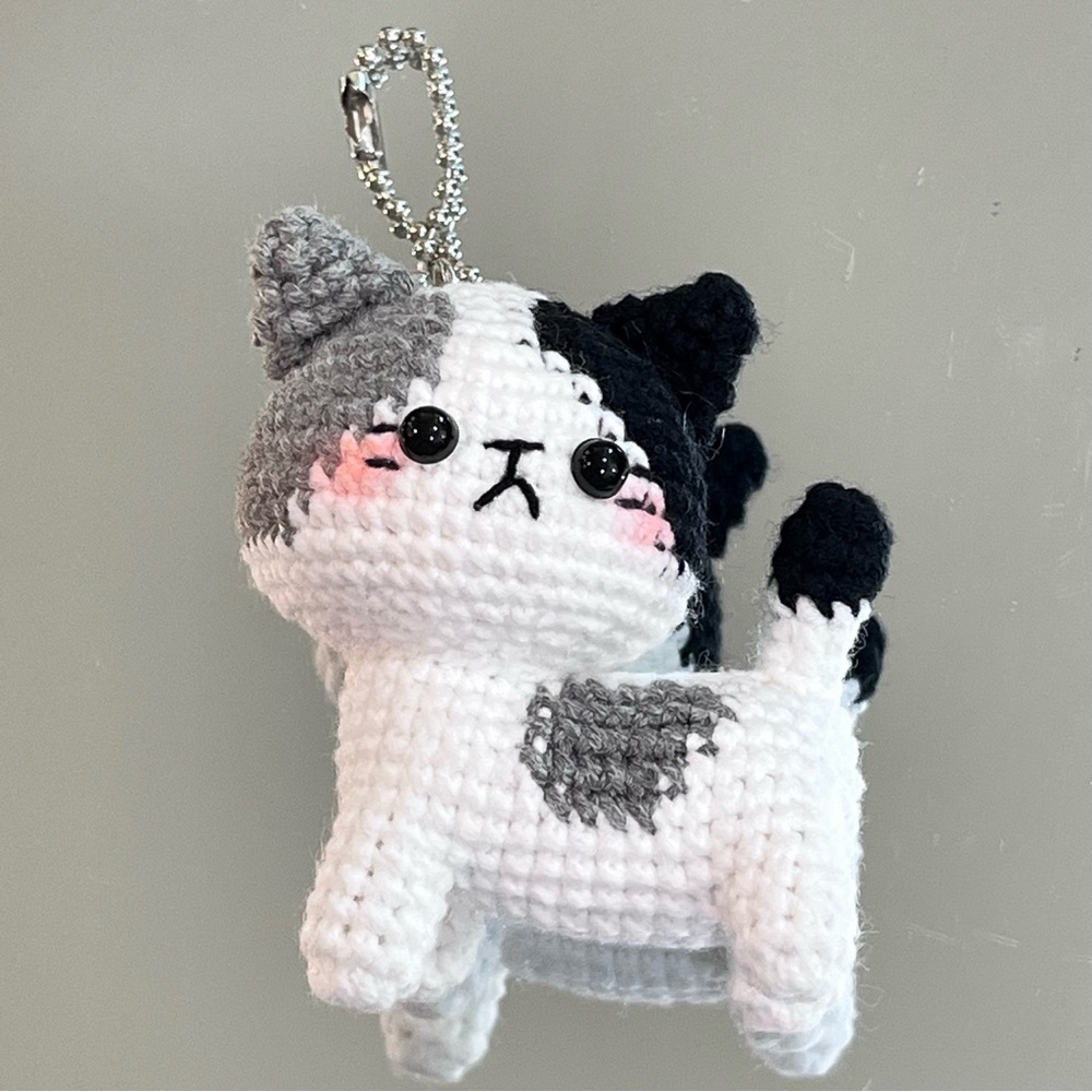 Mini Crochet Calico Kitty Key Chain / Purse Charm / Figurine Black White - Picture 2 of 9